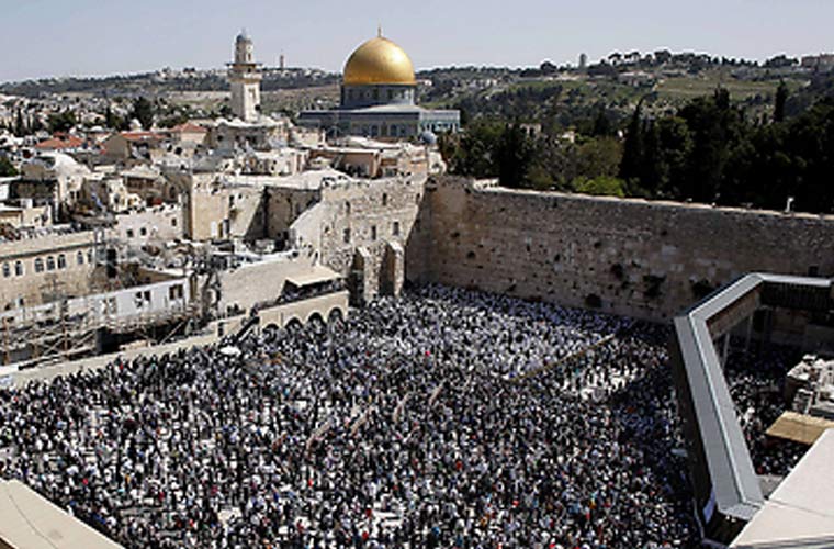 60109-760x500-passover_STRIP2