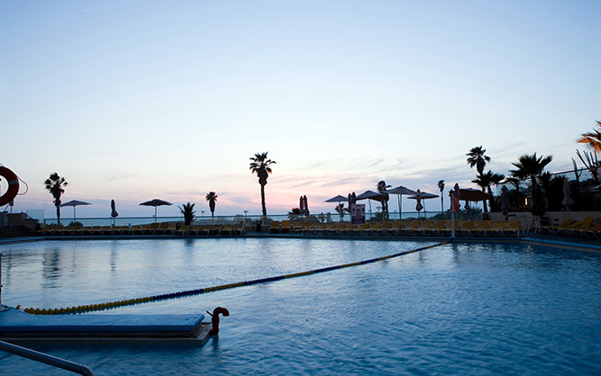 תמונה של בריכה במלון דן פנורמה 