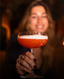 דוגמנית מחזיקה כוס קוקטייל