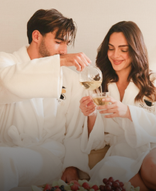 גבר ואישה מוזגים שתייה