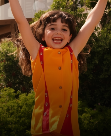 ילדה קופצת משמחה