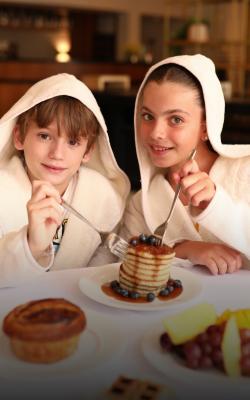 ילדים אוכלים בדן כרמל