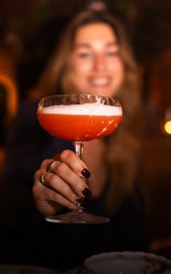 דוגמנית מחזיקה כוס קוקטייל