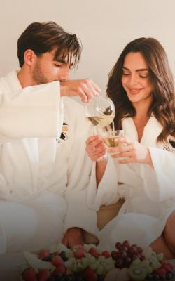 גבר ואישה מוזגים שתייה