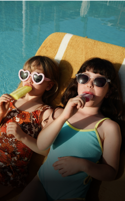 ילדות אוכלות ארטיק בדן אכדיה ריזורט