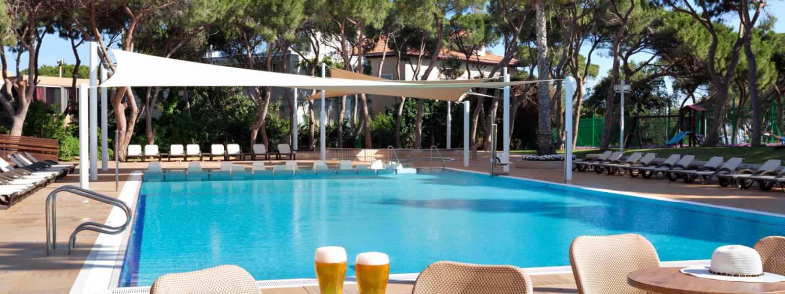 תמונה של בריכת המלון