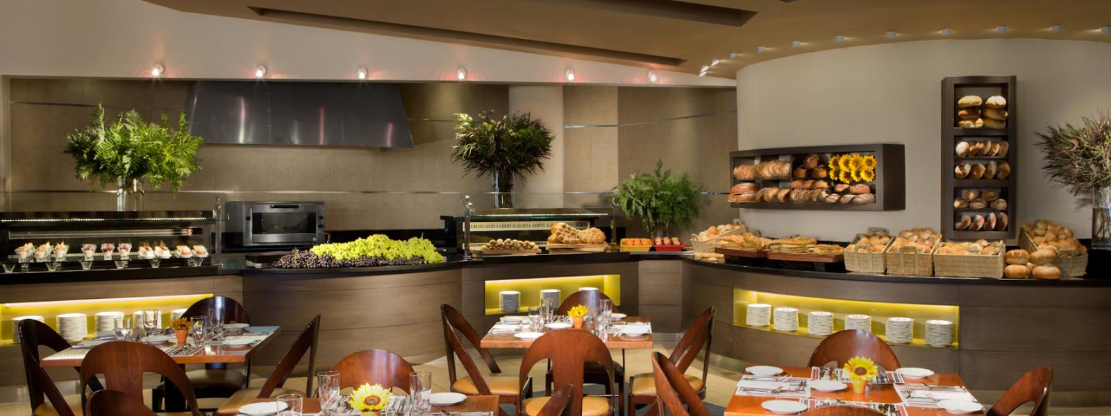 תמונה של חדר אוכל במלון