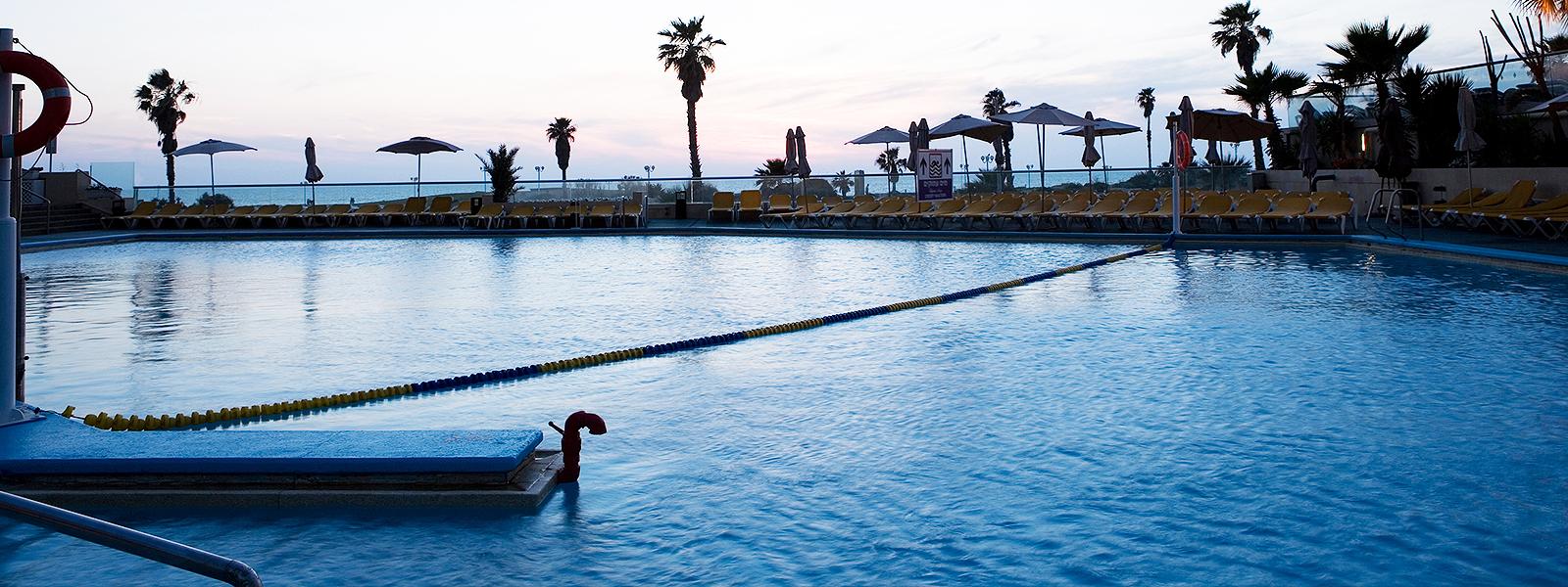 תמונה של בריכת המלון