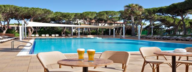 תמונה של בריכת המלון