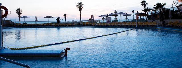 תמונה של בריכת המלון