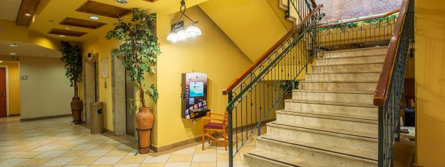 מדרגות מלון