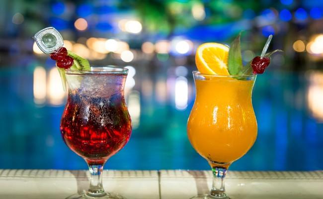 משקאות על שפת הבריכה