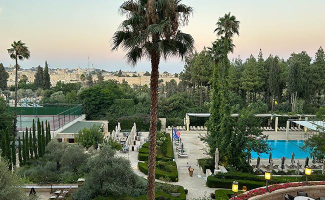  נוף לבריכה ולמסעדת גריל הבריכה מלון המלך דוד