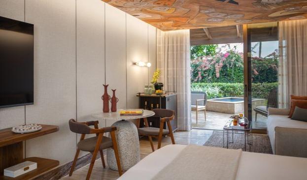 תמונה של חדר גן עם אמבט שמש