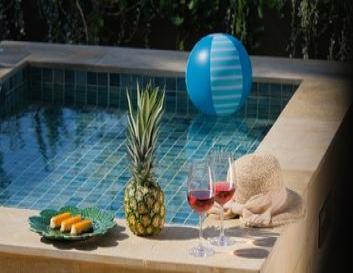 תמונה של חדר גן עם אמבט שמש